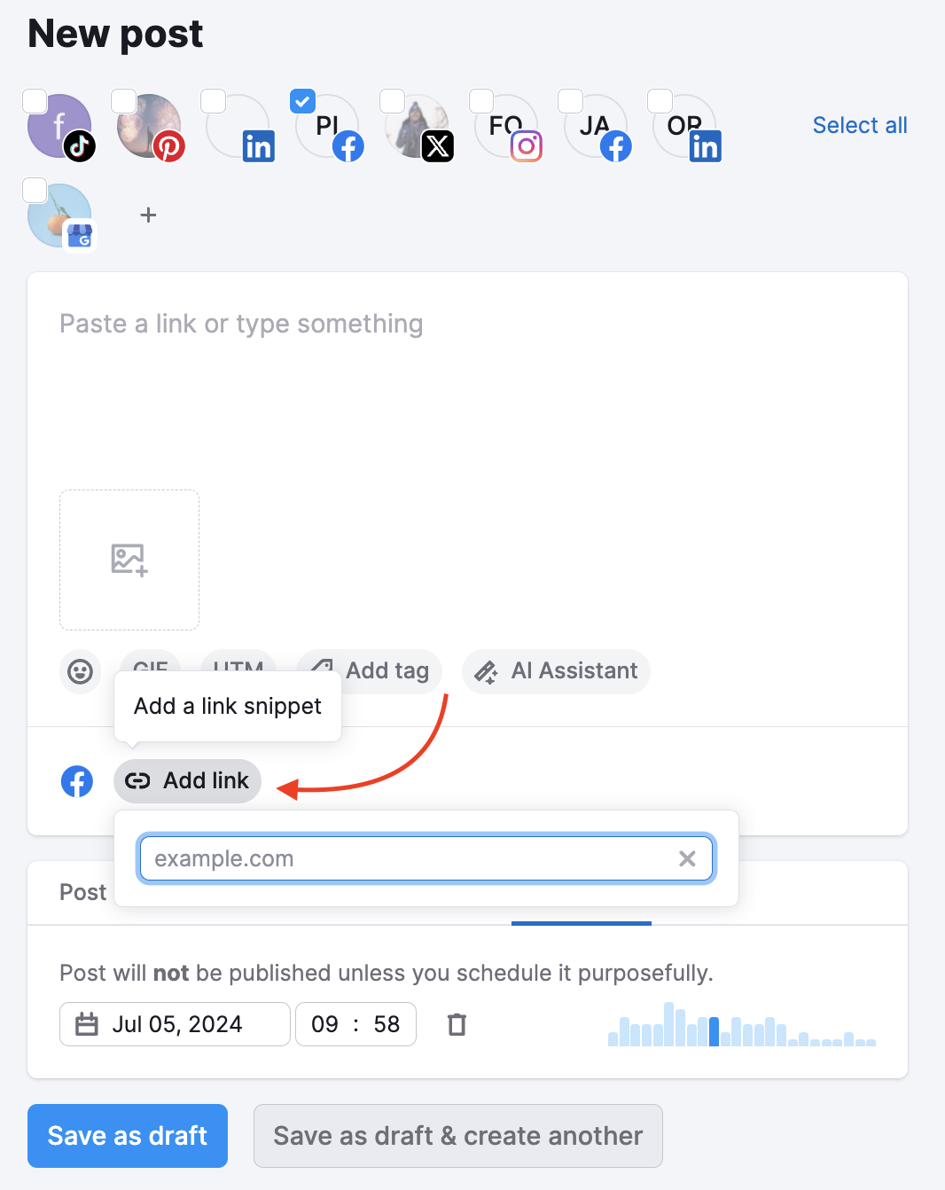 Post editor in Social Poster with the red arrow pointing to the Add link button at the bottom.